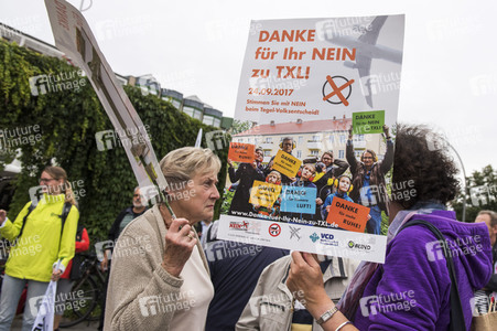 Demo für die Schließung des Flughafens Tegel in Berlin