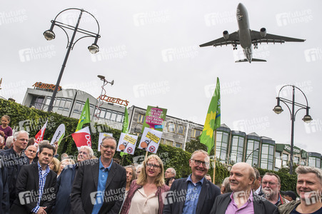 Demo für die Schließung des Flughafens Tegel in Berlin