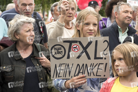 Demo für die Schließung des Flughafens Tegel in Berlin