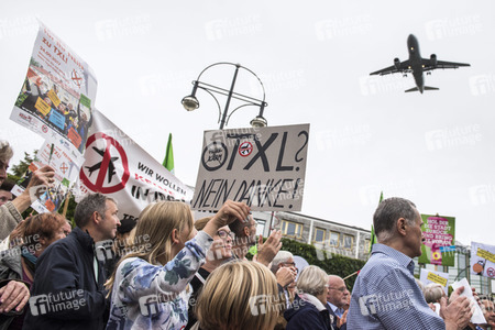 Demo für die Schließung des Flughafens Tegel in Berlin