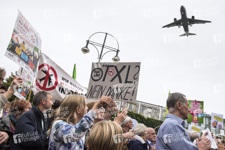 Demo für die Schließung des Flughafens Tegel in Berlin