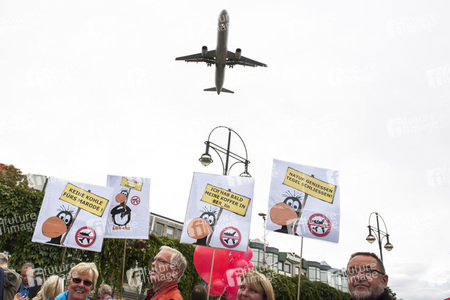 Demo für die Schließung des Flughafens Tegel in Berlin