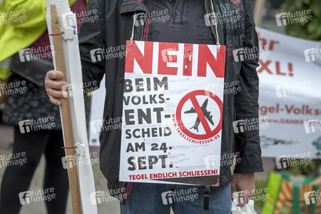 Demo für die Schließung des Flughafens Tegel in Berlin