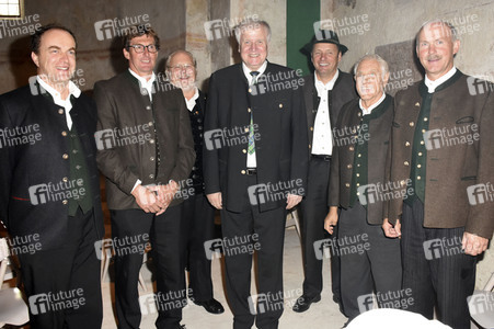 Horst Seehofer beim Gottesdienst in Grasbrunn