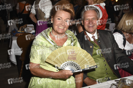 Hofbräu Festzelt Krugvorstellung 2017 in München