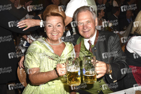 Hofbräu Festzelt Krugvorstellung 2017 in München