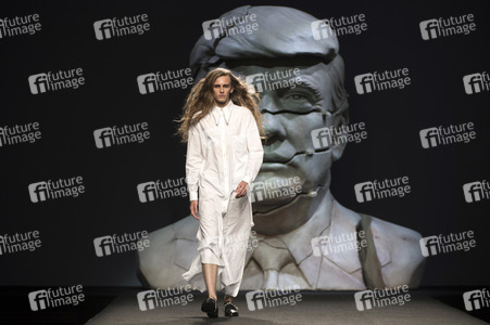 Ana Locking Fashion Show auf der Mercedes-Benz Fashion Week Madrid SS 2018