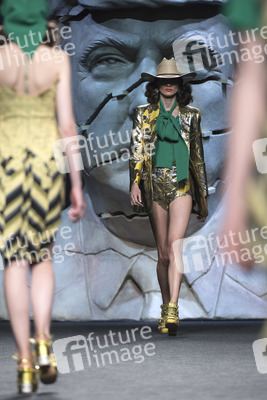 Ana Locking Fashion Show auf der Mercedes-Benz Fashion Week Madrid SS 2018