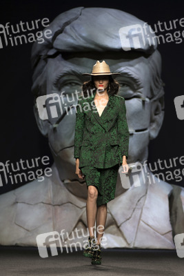 Ana Locking Fashion Show auf der Mercedes-Benz Fashion Week Madrid SS 2018