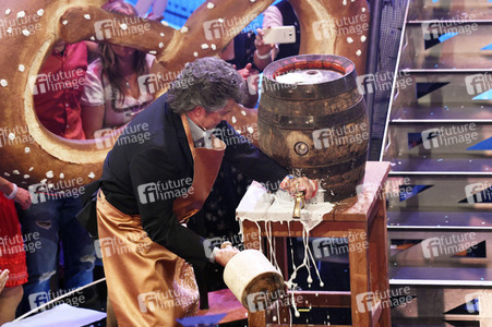 TV-Show 'Dirndl! Fertig! Los! Die Oktoberfestshow 2017' in München
