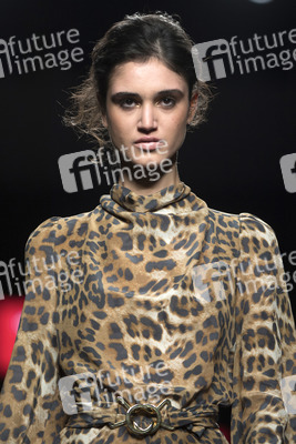 Teresa Helbig Fashion Show auf der Mercedes-Benz Fashion Week Madrid SS 2018