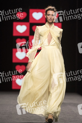 Teresa Helbig Fashion Show auf der Mercedes-Benz Fashion Week Madrid SS 2018