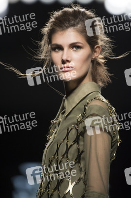 Teresa Helbig Fashion Show auf der Mercedes-Benz Fashion Week Madrid SS 2018