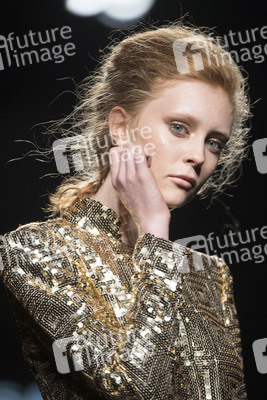 Teresa Helbig Fashion Show auf der Mercedes-Benz Fashion Week Madrid SS 2018