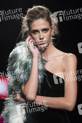 Teresa Helbig Fashion Show auf der Mercedes-Benz Fashion Week Madrid SS 2018