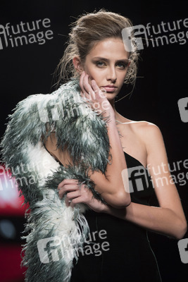 Teresa Helbig Fashion Show auf der Mercedes-Benz Fashion Week Madrid SS 2018