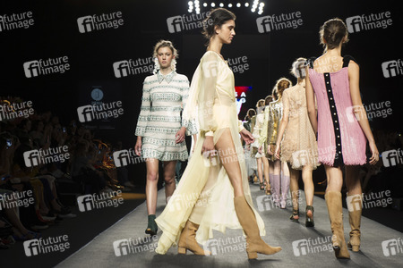 Teresa Helbig Fashion Show auf der Mercedes-Benz Fashion Week Madrid SS 2018