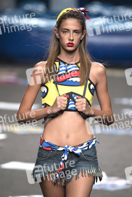 Maya Hansen Fashion Show auf der Mercedes-Benz Fashion Week Madrid SS 2018