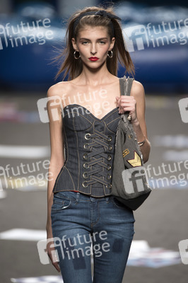 Maya Hansen Fashion Show auf der Mercedes-Benz Fashion Week Madrid SS 2018