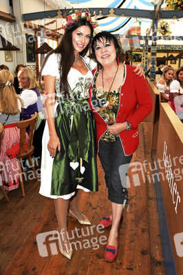 'Schatzi Designer Dirndl' Wiesn-Treff beim Oktoberfest 2017 in München