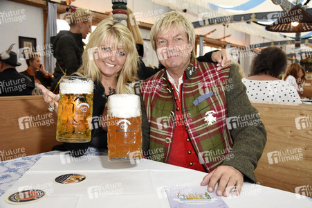 'Schatzi Designer Dirndl' Wiesn-Treff beim Oktoberfest 2017 in München