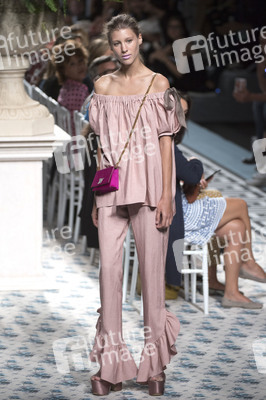 Jorge Vazquez Fashion Show auf der Mercedes-Benz Fashion Week Madrid SS 2018
