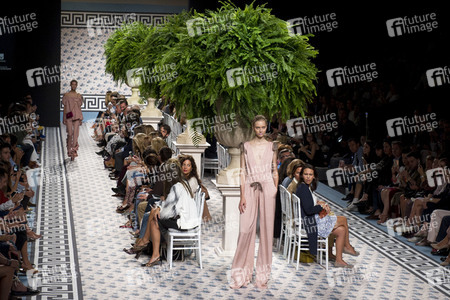 Jorge Vazquez Fashion Show auf der Mercedes-Benz Fashion Week Madrid SS 2018