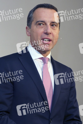 Christian Kern besucht das Bruno Kreisky Forum in Wien
