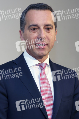 Christian Kern besucht das Bruno Kreisky Forum in Wien