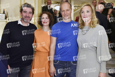 Theaterpremiere 'Und Gott sprach: Wir müssen reden!' in Berlin