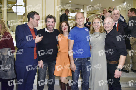 Theaterpremiere 'Und Gott sprach: Wir müssen reden!' in Berlin