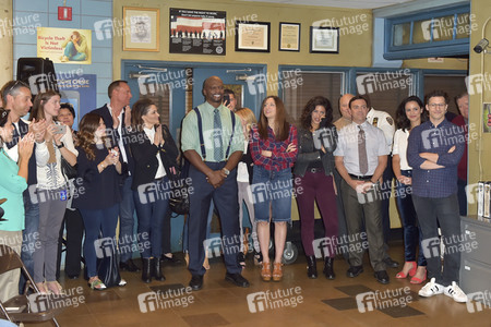 Celebration am Set zur 99. Episode 'Brooklyn Nine-Nine' in Studio City