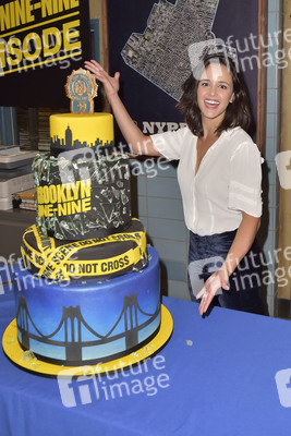 Celebration am Set zur 99. Episode 'Brooklyn Nine-Nine' in Studio City