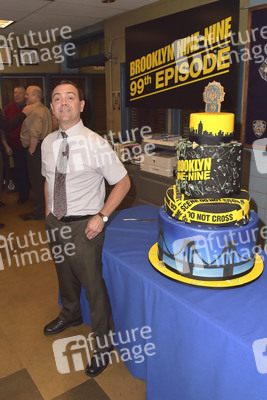 Celebration am Set zur 99. Episode 'Brooklyn Nine-Nine' in Studio City
