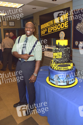 Celebration am Set zur 99. Episode 'Brooklyn Nine-Nine' in Studio City