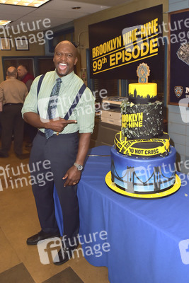 Celebration am Set zur 99. Episode 'Brooklyn Nine-Nine' in Studio City