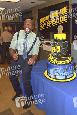 Celebration am Set zur 99. Episode 'Brooklyn Nine-Nine' in Studio City