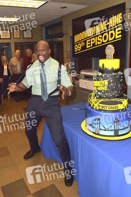 Celebration am Set zur 99. Episode 'Brooklyn Nine-Nine' in Studio City