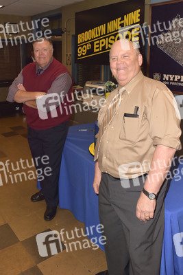 Celebration am Set zur 99. Episode 'Brooklyn Nine-Nine' in Studio City