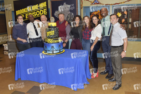 Celebration am Set zur 99. Episode 'Brooklyn Nine-Nine' in Studio City