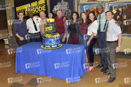 Celebration am Set zur 99. Episode 'Brooklyn Nine-Nine' in Studio City