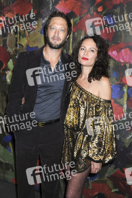 Kunst-Auktion und Party 'Take Home a Nude' in New York