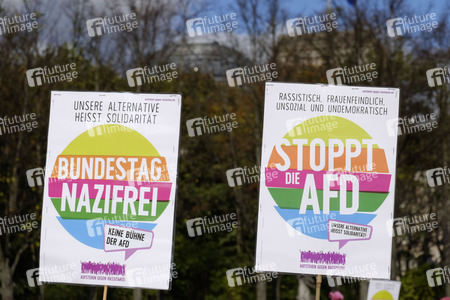 Demonstration 'Gegen Hass und Rassismus im Bundestag' in Berlin