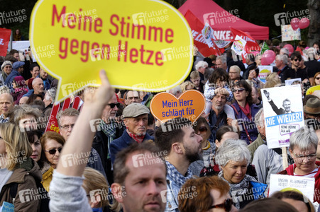 Demonstration 'Gegen Hass und Rassismus im Bundestag' in Berlin