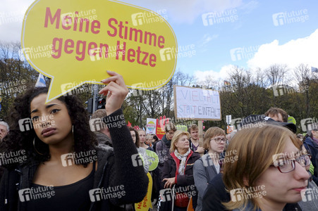 Demonstration 'Gegen Hass und Rassismus im Bundestag' in Berlin