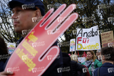 Demonstration 'Gegen Hass und Rassismus im Bundestag' in Berlin