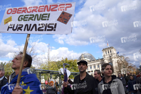 Demonstration 'Gegen Hass und Rassismus im Bundestag' in Berlin