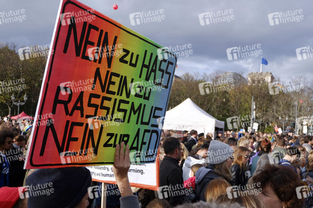 Demonstration 'Gegen Hass und Rassismus im Bundestag' in Berlin