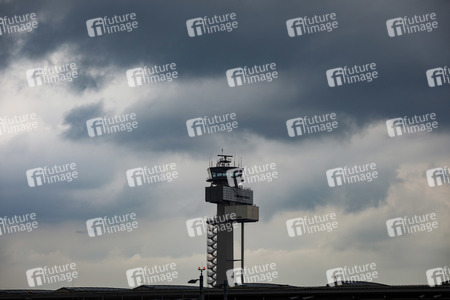 Symbolfoto Flughafen-Tower