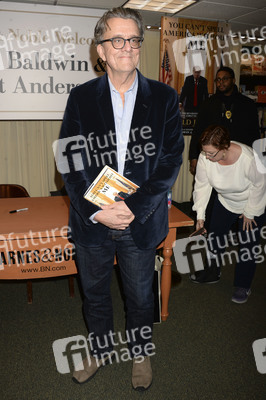 Buchsigniertstunde mit Alec Baldwin und Kurt Andersen in New York